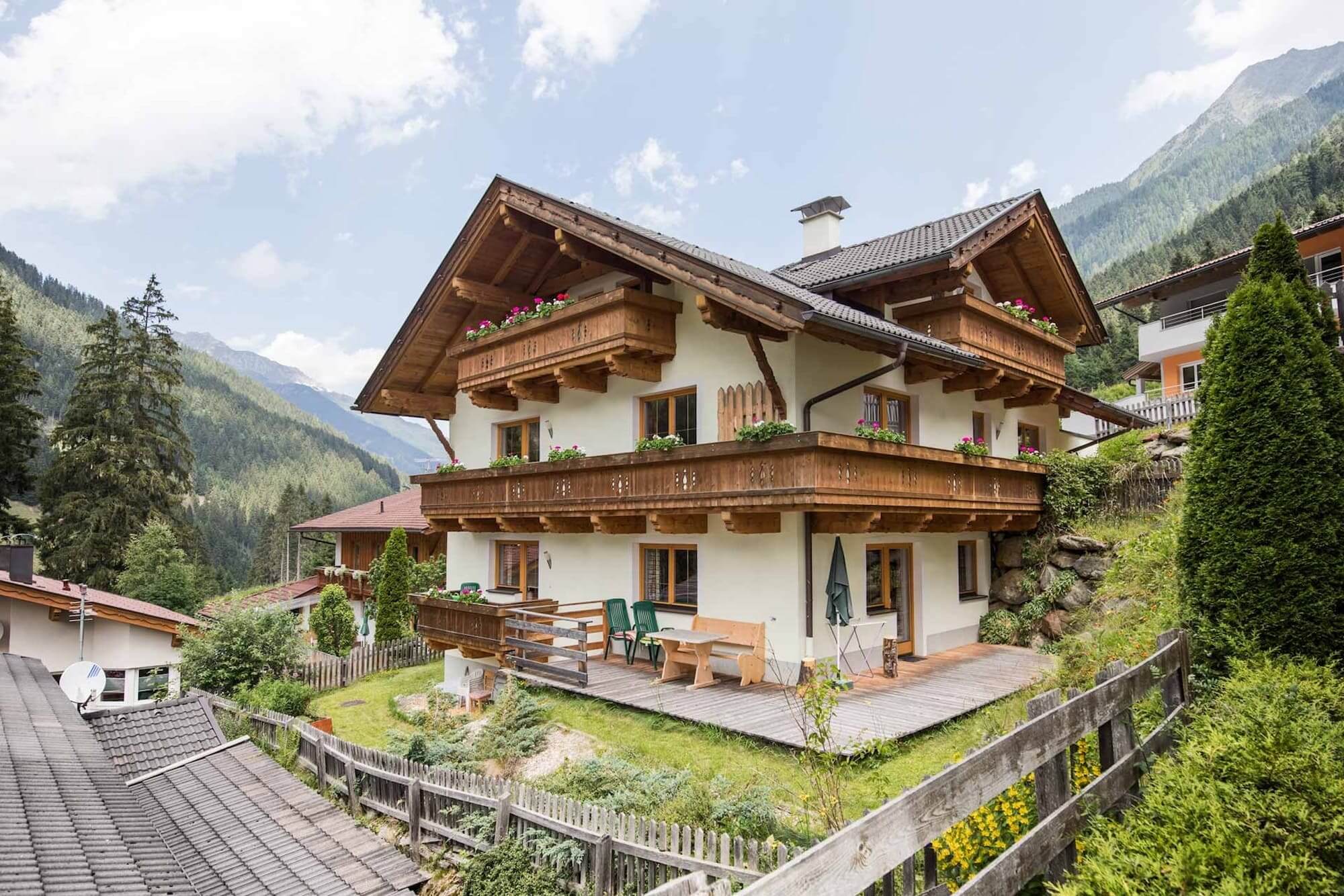 Haus Alpenkönig in Neustift im Stubaital mit Balkonen und Bergpanorama