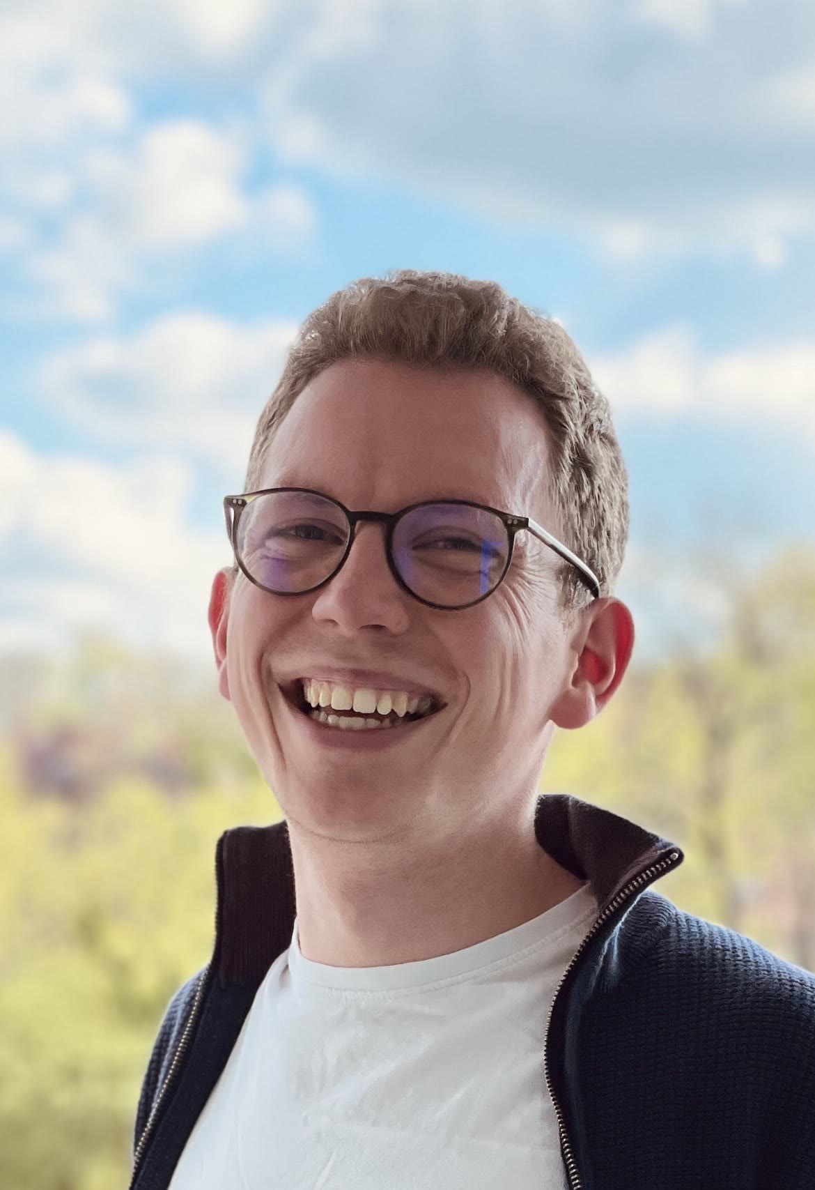 Mika Wille vor blauem Himmel